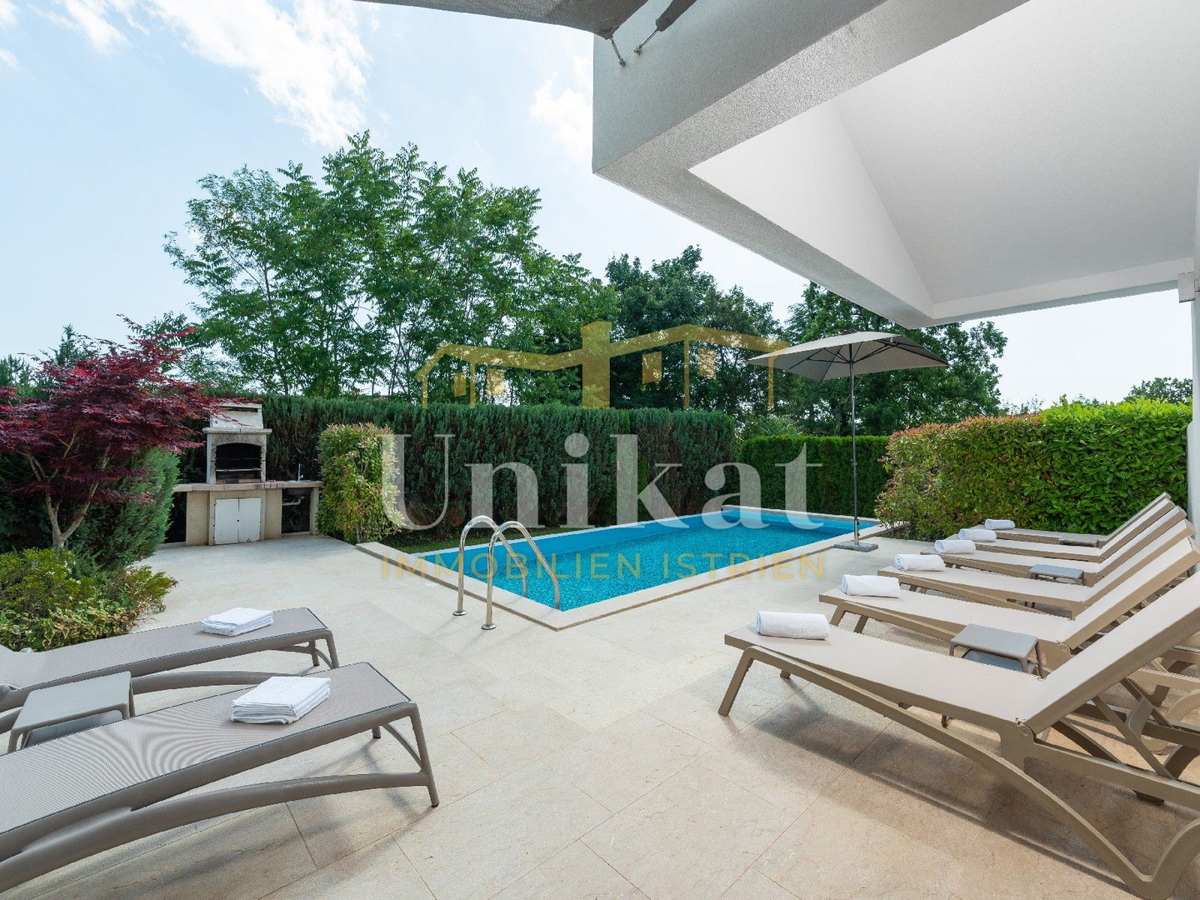 Villa moderna con piscina interna ed esterna